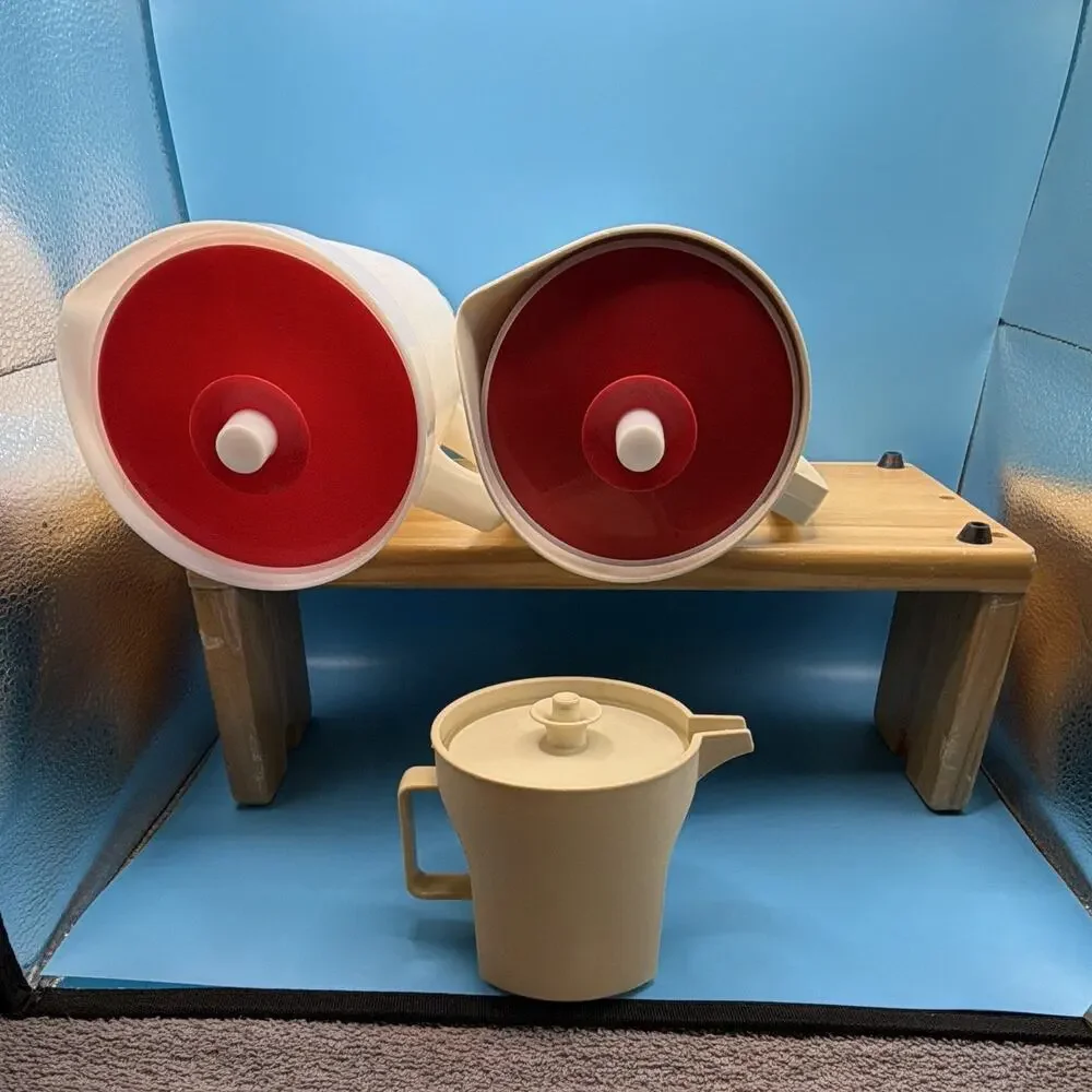 Tupperware Vintage 1 Qt Textured Pitcher Set Lot of 3 w/ Lids Beige/Red